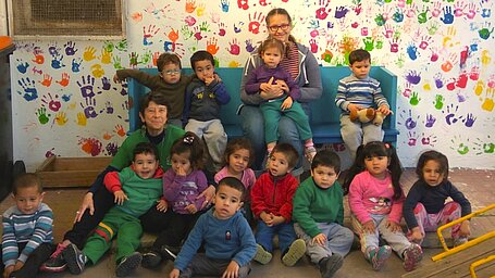 Unsere Freiwillige Aylin mit ihren Kindergarten-Kindern in Uruguay.
