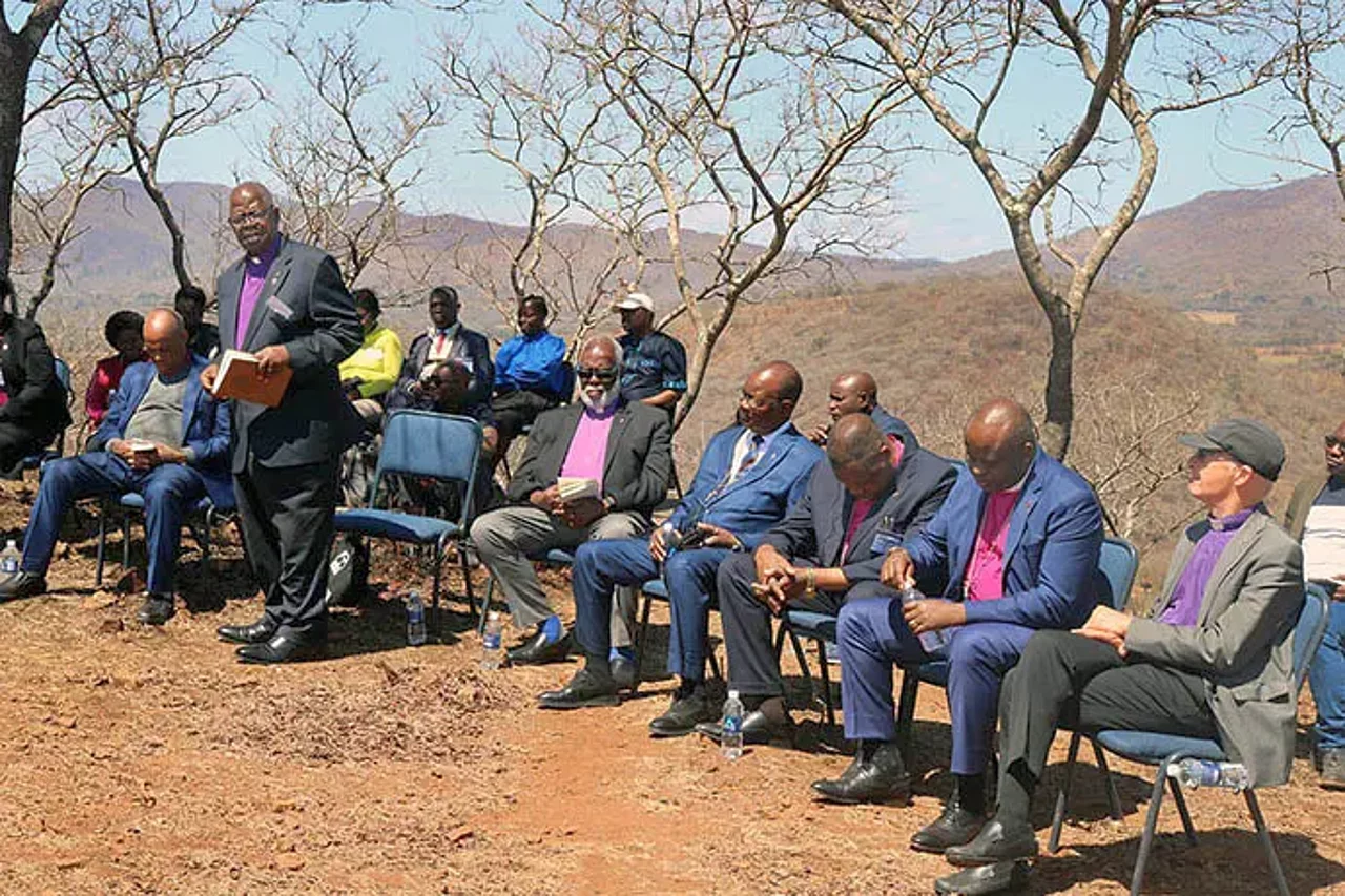 Afrikanische Bischöfe halten auf einem Berg eine Andacht