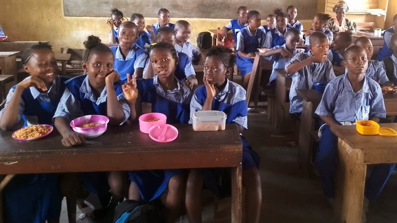 Sierra Leone: Die Kinder in der Schule essen dicht gedrängt im Klassenraum.