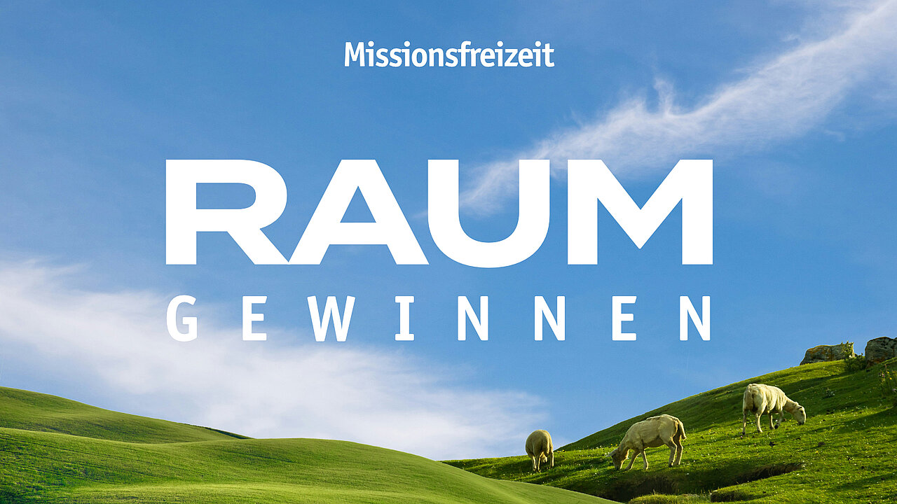 Das Titelbild der Missionsfreizeit »Raum gewinnen« mit viel blauem Himmel und einer grünen Wiese.